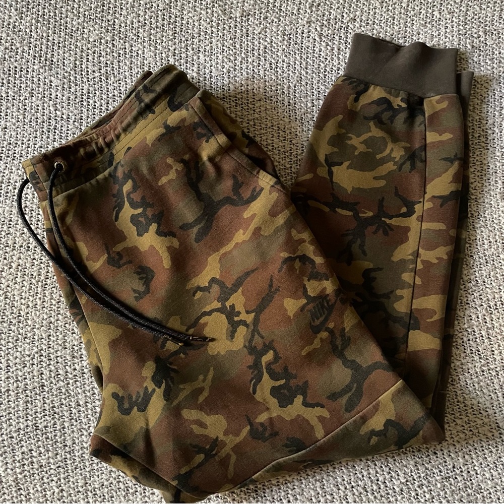 Men’s Nike camo joggers!